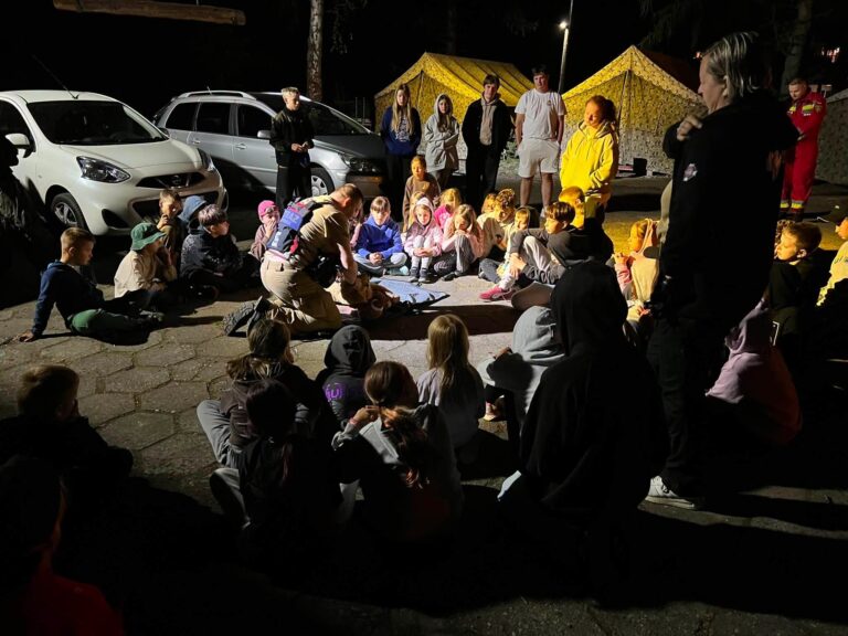 Nocne poszukiwania w lesie – nauka przez działanie
